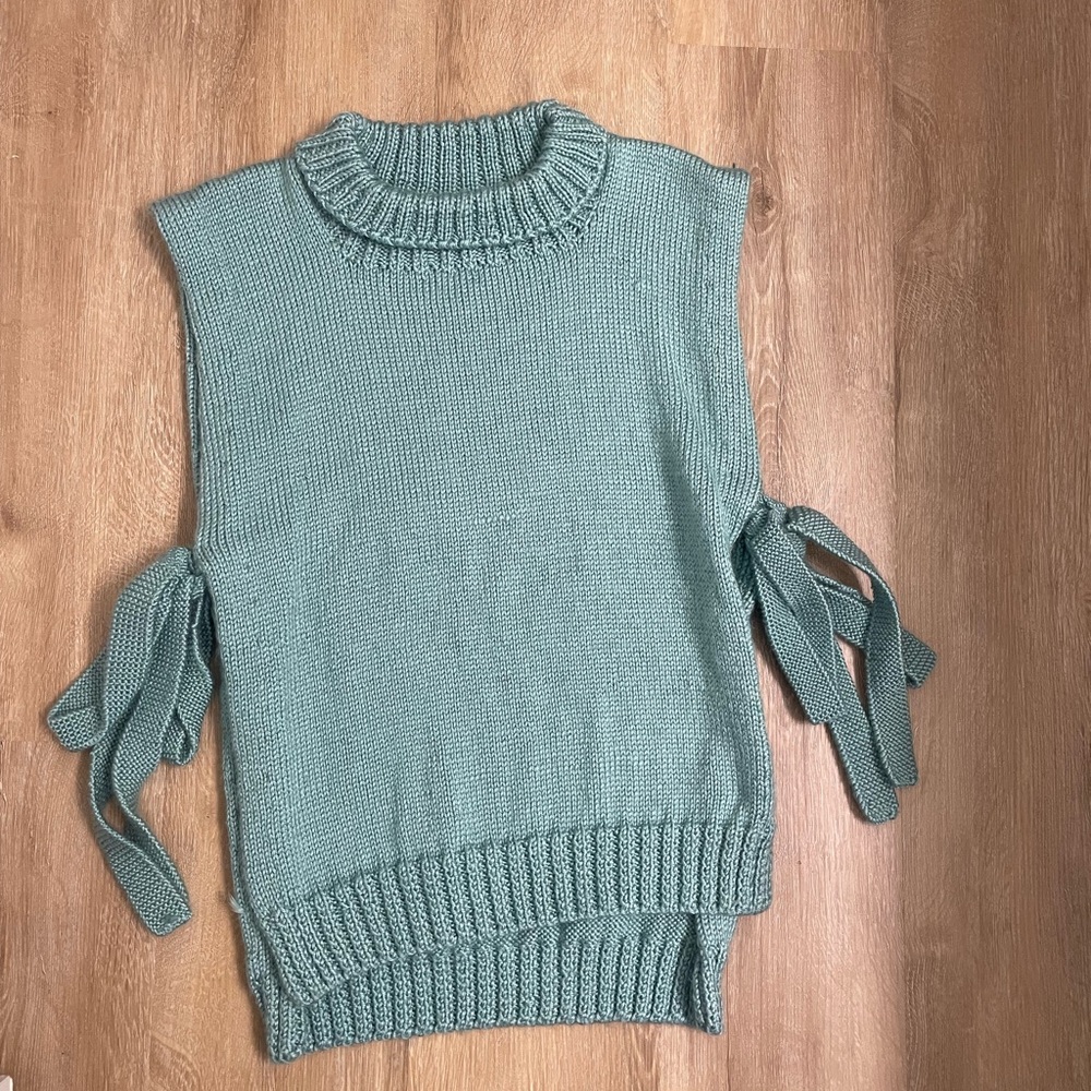 Trendy Sleeveless Knit Sweater with Side Ties - Green